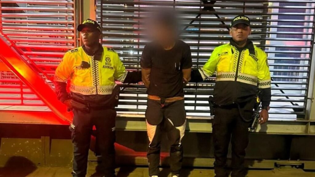 ¡Atrapado con las manos en la masa! Policía detiene a ladrón de fibra óptica en una calzada de TransMilenio