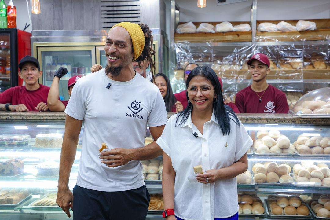 Delcy Rodríguez visitó la panadería La Minka en Caracas