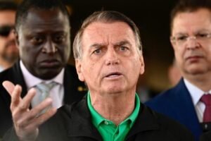 Bolsonaro recibió la «sugerencia» de pedir asilo a Argentina pero no aceptó, dice defensa