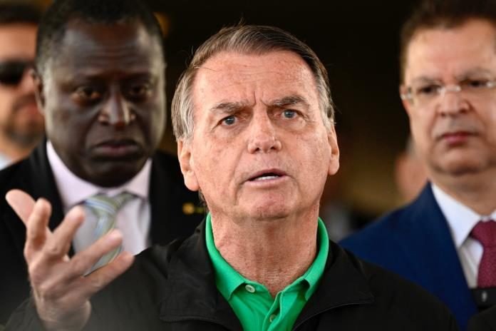 Bolsonaro recibió la «sugerencia» de pedir asilo a Argentina pero no aceptó, dice defensa