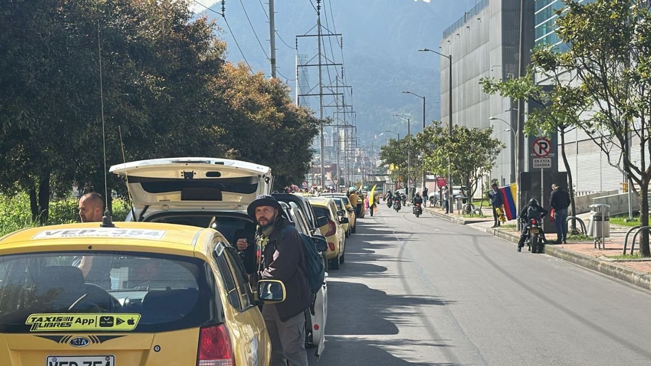 Arrancó el paro de taxistas en Bogotá: bloquean vías en protesta contra plataformas