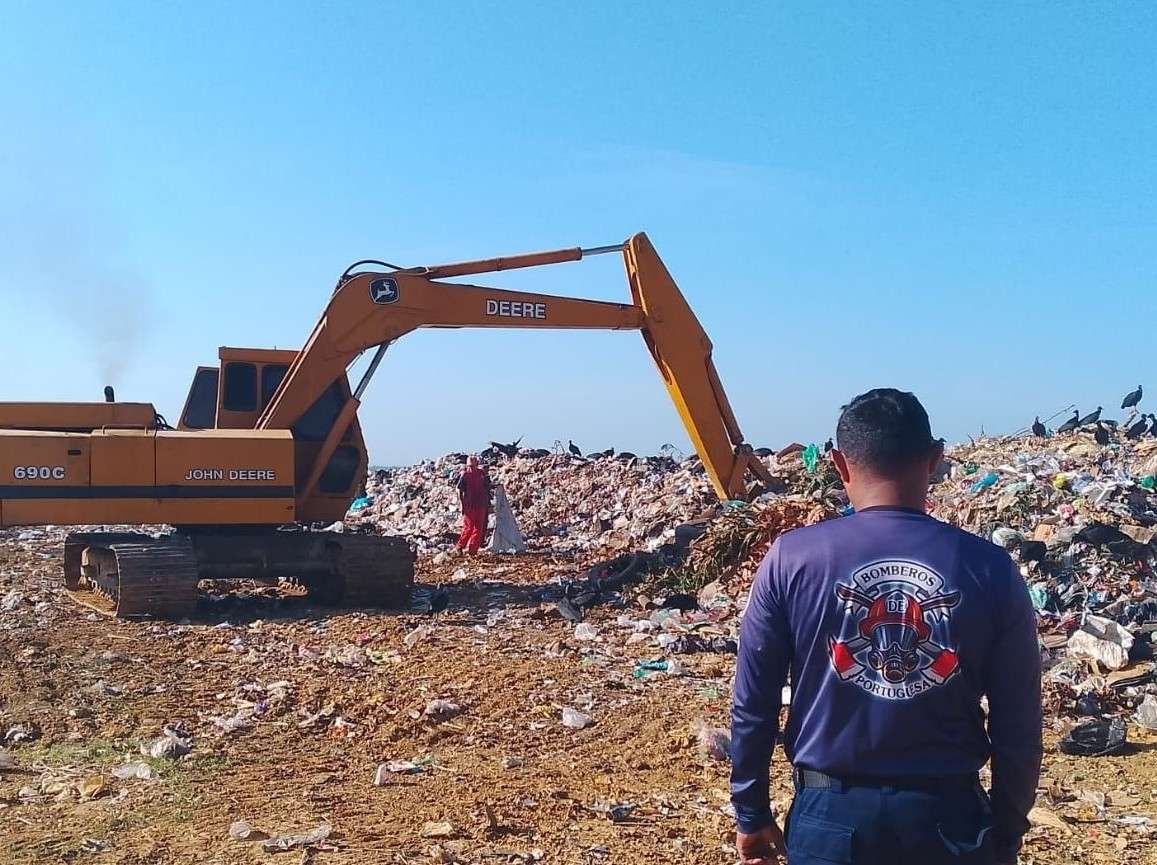 Extinguen incendio en vertedero municipal de Guanare