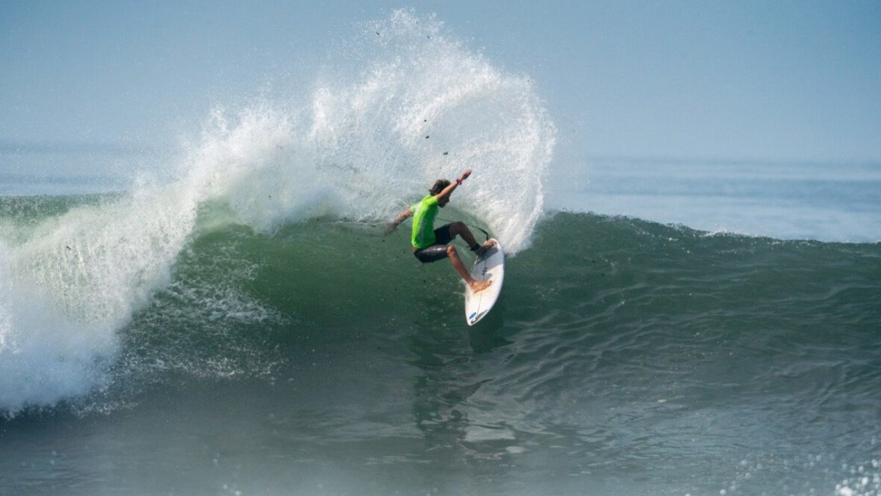 ¡Colombia se enciende en el Mundial de Surf! Romeo Chávez avanza a la siguiente ronda