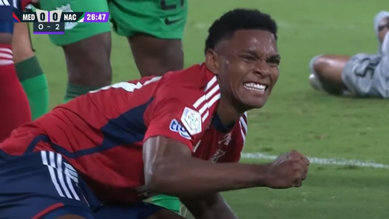 ¿Es futbolista o boxeador? Brayan León lleva en 2025 13 amarillas y 3 rojas; solo 7 goles