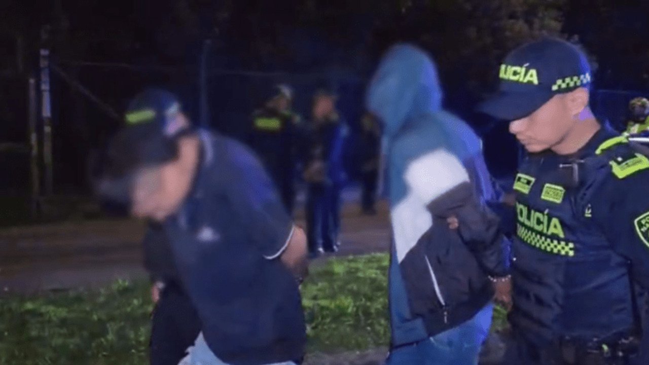 Capturados en flagrancia y con arma traumática: caen dos ladrones que intentaron robar un bus del SITP en Suba