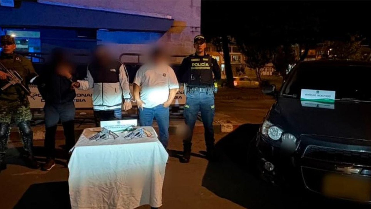 ¡Los pillaron en plena entrega! Capturados tres presuntos traficantes de armas en el noroccidente de Bogotá