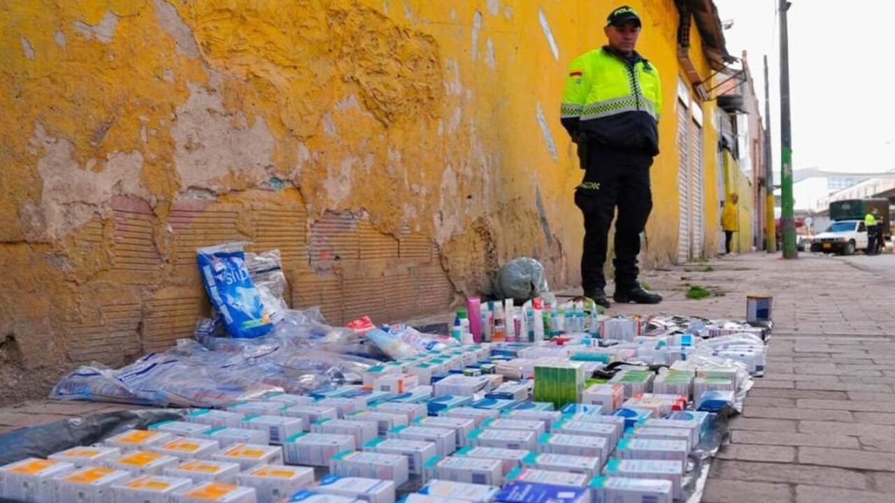 ¡Golpe al mercado negro! Incautan 70 kilos de medicamentos y liberan 3.000 m² de espacio público en Bogotá
