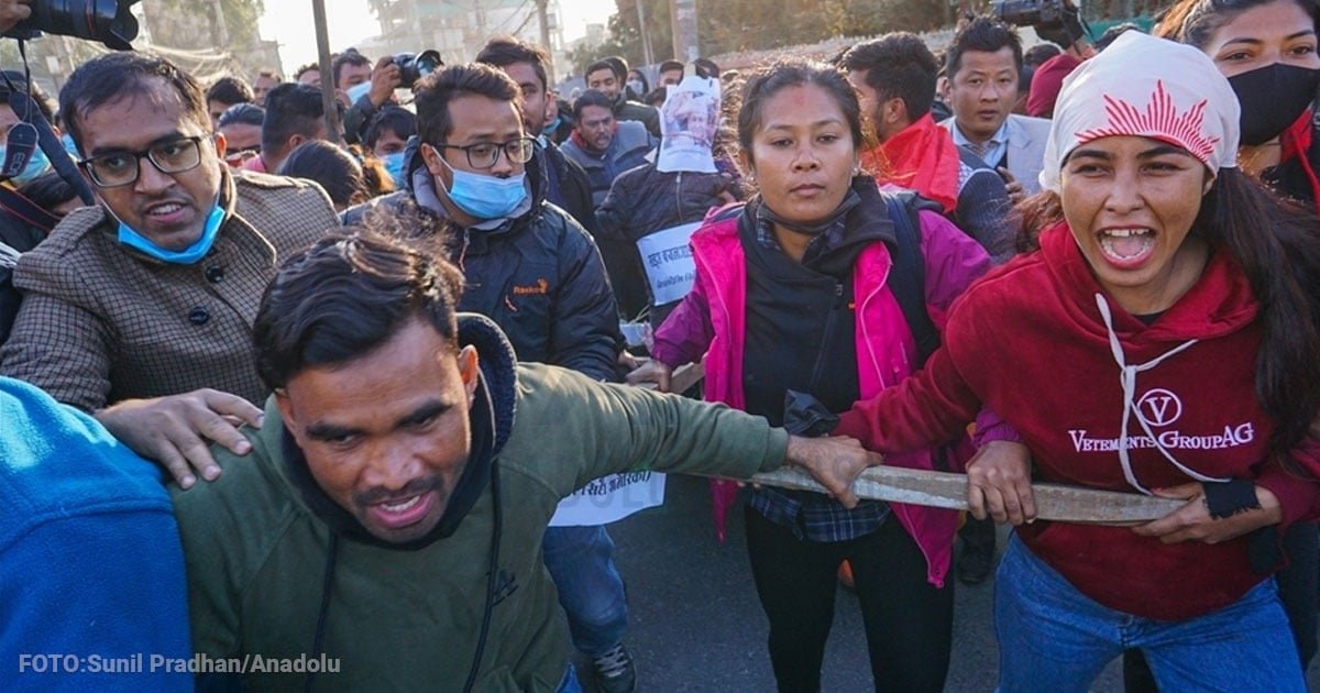 ¿Qué hay detrás de las protestas en Nepal que tumbaron al primer ministro?