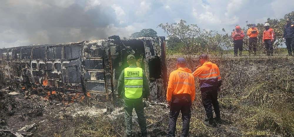 Murieron 10 personas tras incendiarse un autobús en la vía Upata-Guasipati