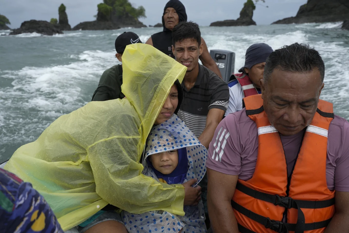 Venezolanos en "migración inversa", empujados a nuevos peligros mientras regresan a casa