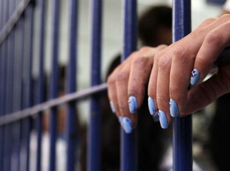Imputarán a dos mujeres por robar y despojar a un funcionario de su arma