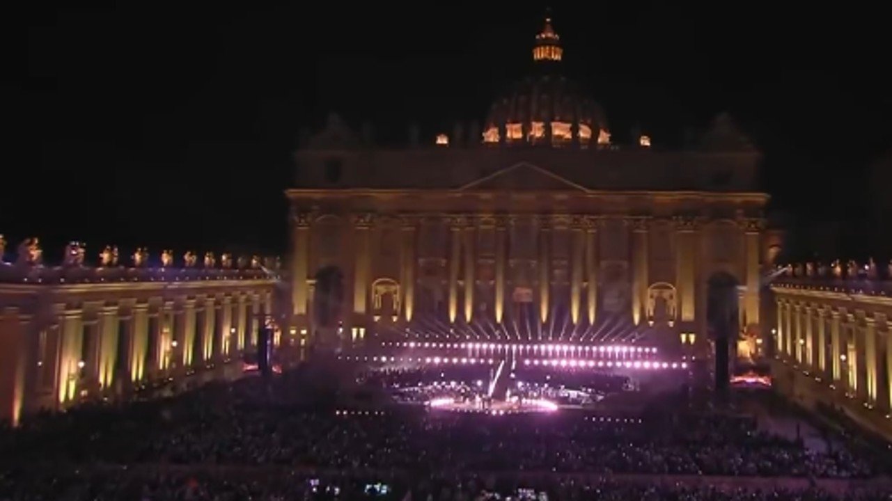 Escenario en El Vaticano, donde karol G interpretó junto a Andrea Bocelli "Vivo por ella". Captura de video
