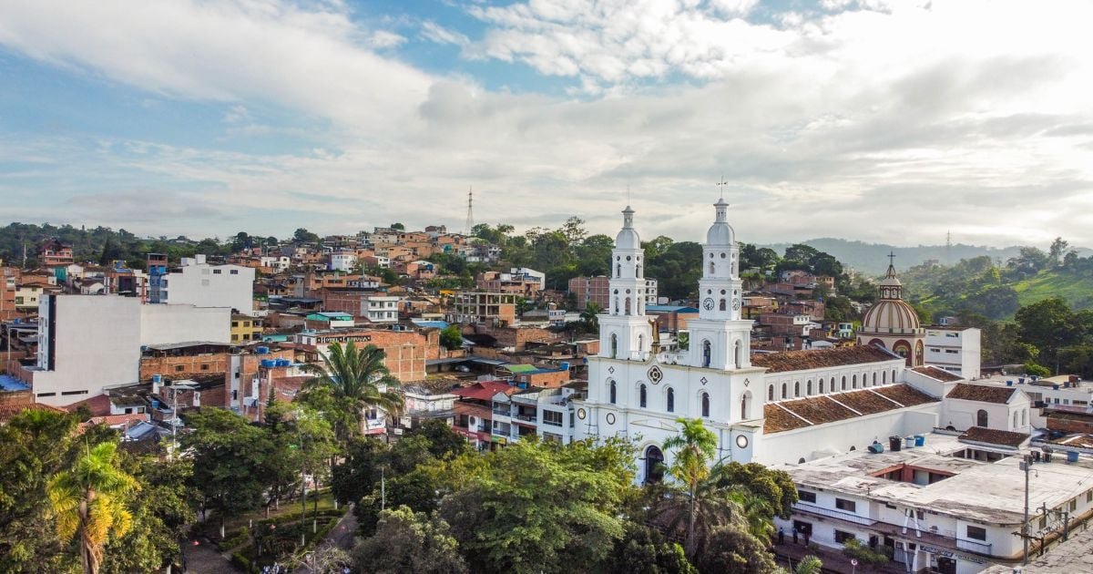 El tranquilo pueblo de Santander que, entre cascadas y pozos azules, brilla por ser la capital piñera de Colombia