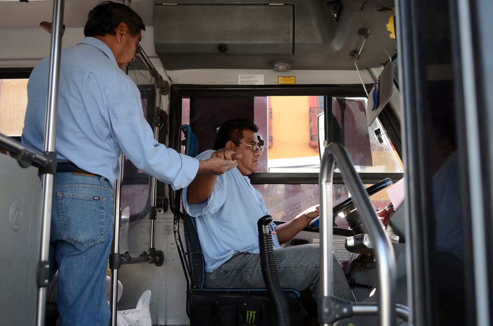 Transportistas proponen aumento de tarifas y bono en dólares para enfrentar crisis del sector