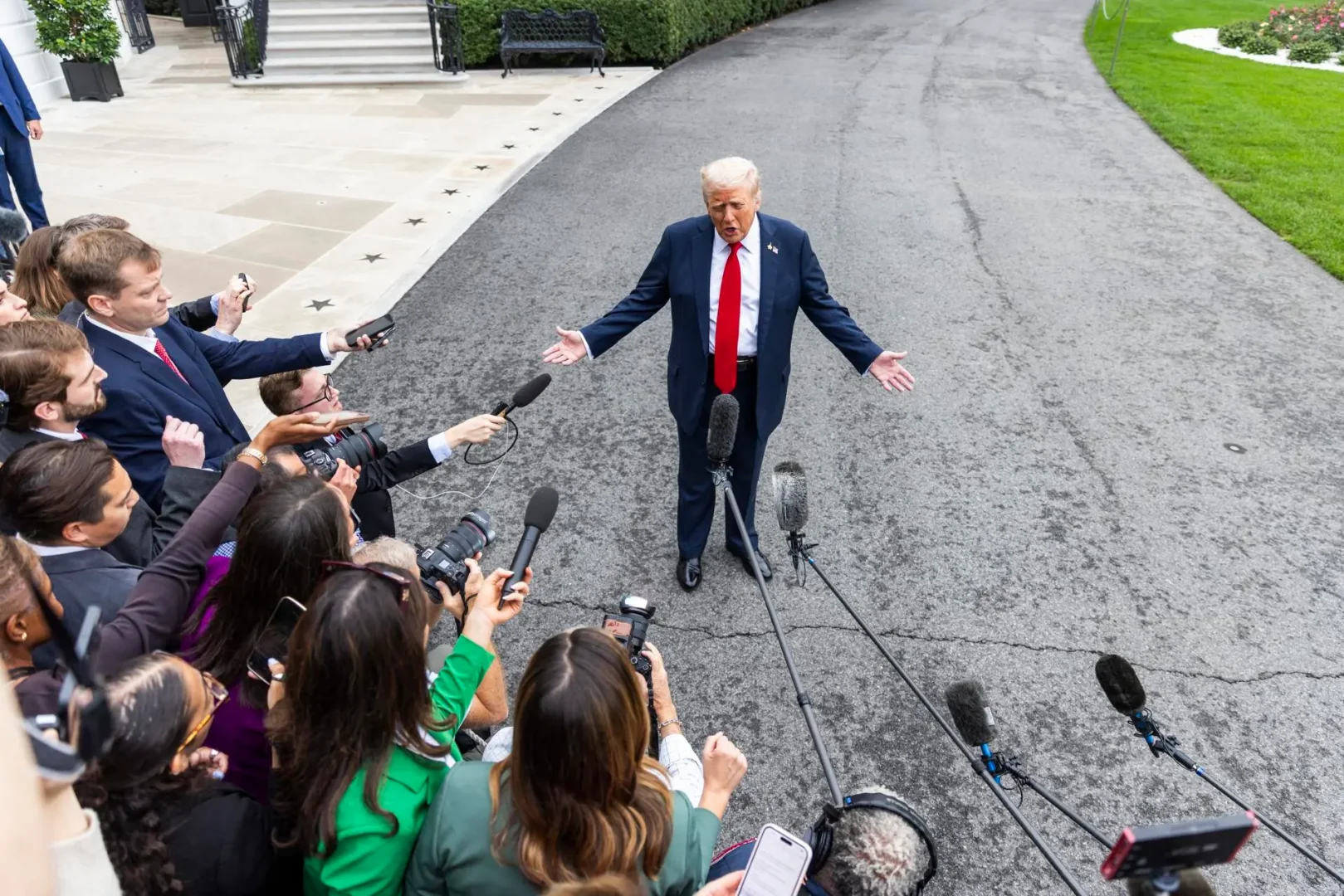 Trump dice que EEUU monitoreará «muy seriamente» a carteles de Venezuela en tierra