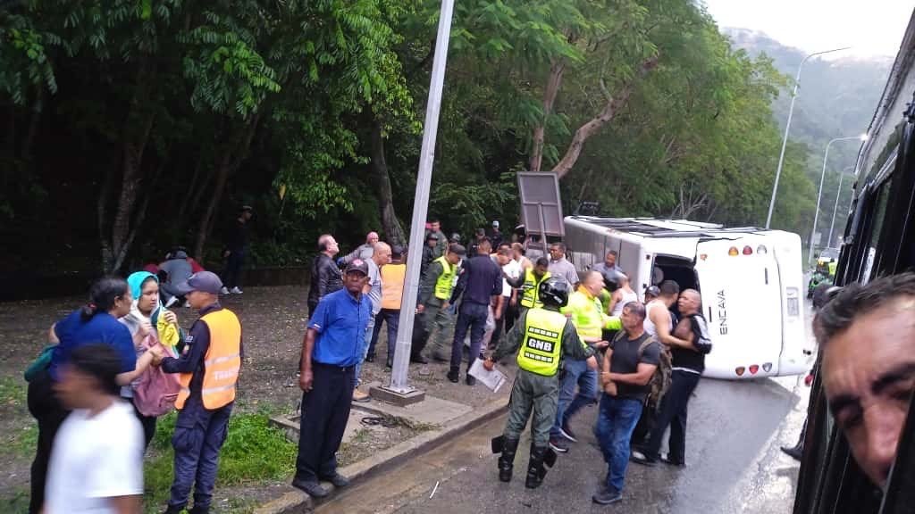 Autobús de pasajeros volcó en la Autopista Gran Mariscal de Ayacucho, vía Guarenas