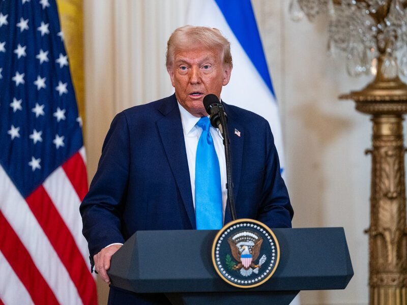 Trump anuncia aranceles del 100 % ante medidas comerciales de China