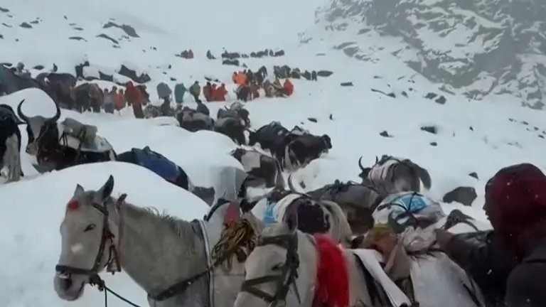 Casi mil escaladores quedaron varados en el Everest tras una tormenta de nieve