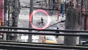 ¡Las cámaras de seguridad no le dieron tregua! Mujer capturada tras hurtar bicicleta en Bogotá