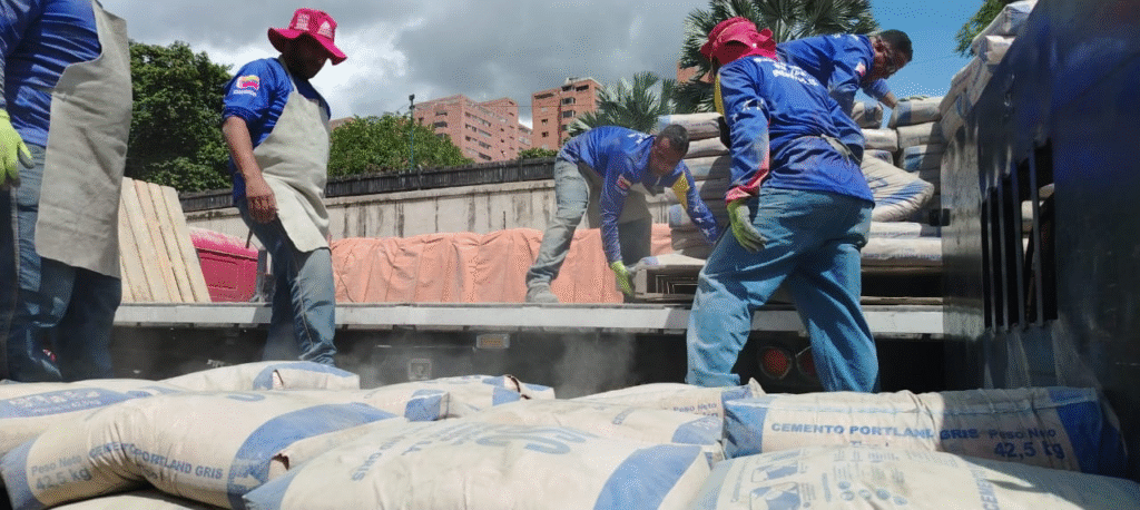 Trabajadores del sector alimentación acceden a jornada especial de venta de cemento