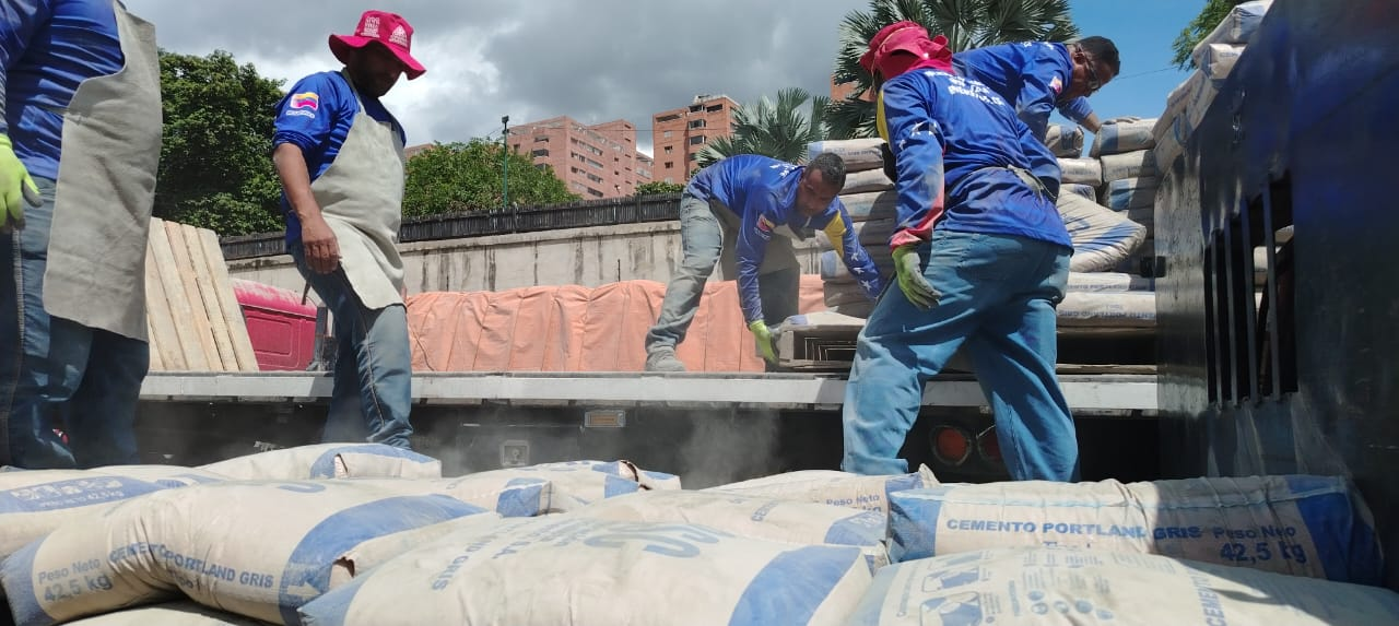 Trabajadores del sector alimentación acceden a jornada especial de venta de cemento