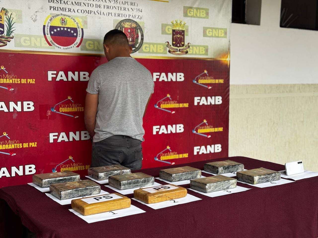 Agarraron a un hombre con 10 panelas de cocaína en Apure