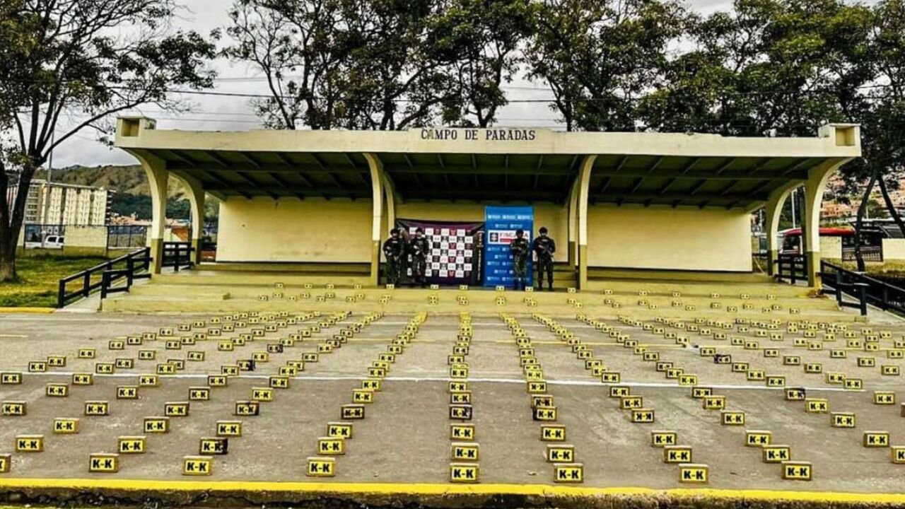 ¡Golpe millonario al narcotráfico! Hallan 418 kilos de cocaína escondidos en un camión en Bogotá