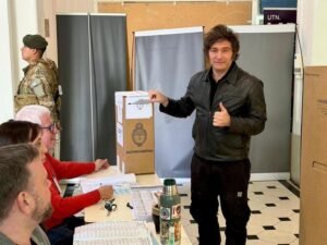 Javier Milei vota en las legislativas argentinas sin declaraciones a la prensa