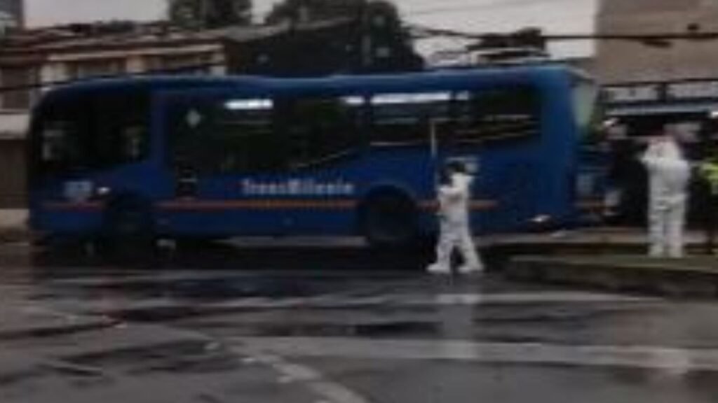 ¡Fatal madrugada! Motociclista murió arrollado por un SITP en la Avenida Roja