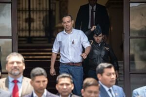 El presidente interino de Perú inicia su mandato con el 45 % de aceptación y el42 % de desaprobación