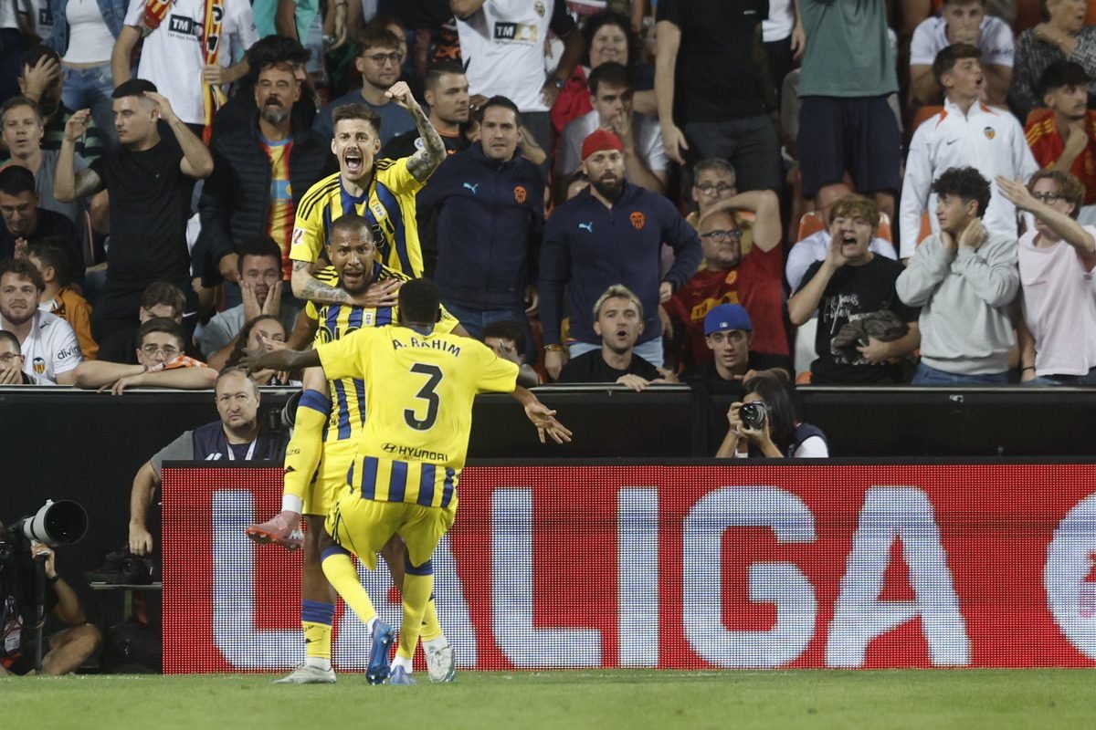 Salomón Rondón sella la remontada del Oviedo frente al Valencia