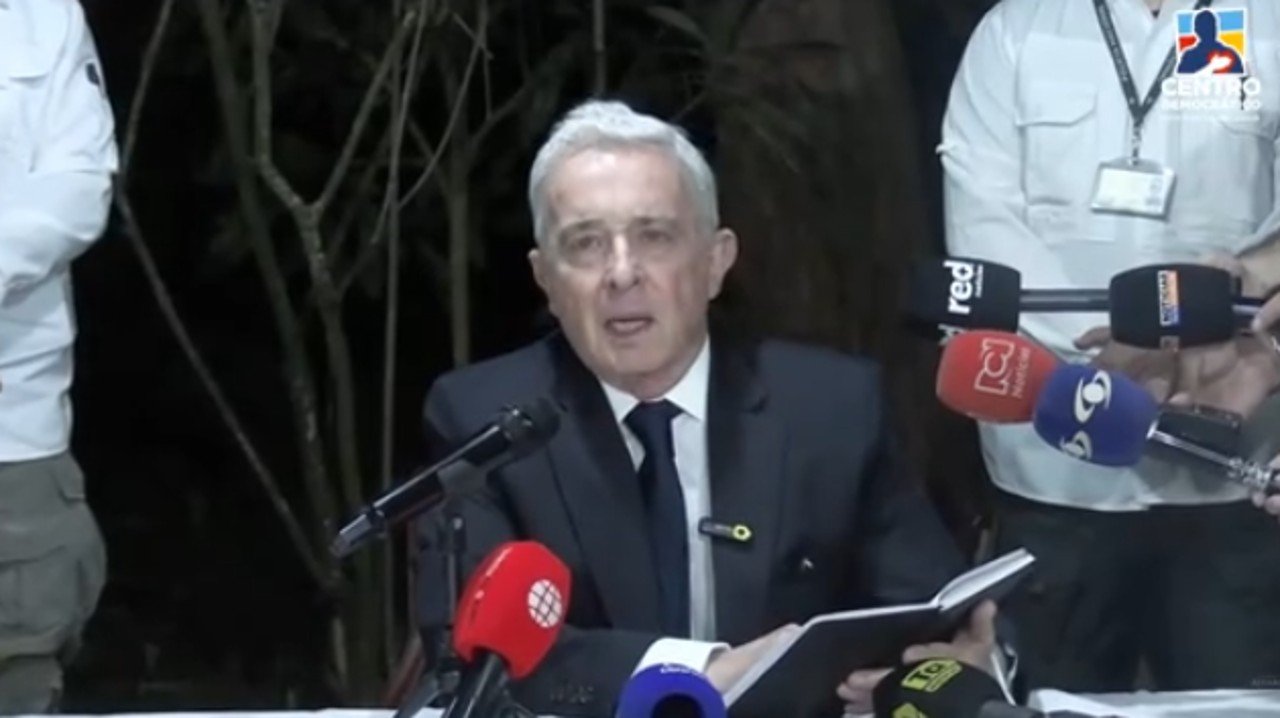 Alvaro Uribe Vélez en su alocución sobre la absolución por parte del Tribunal Superior de Bogotá en segunda instancia. Captura de video