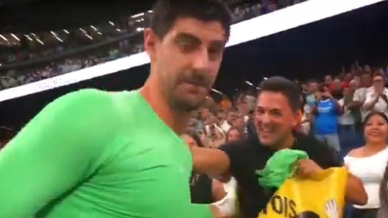Thibaut Courtois entregó su camiseta a las nietas, para que le fuera llevada al abuelito, seguidor del equipo madridista. Captura de video