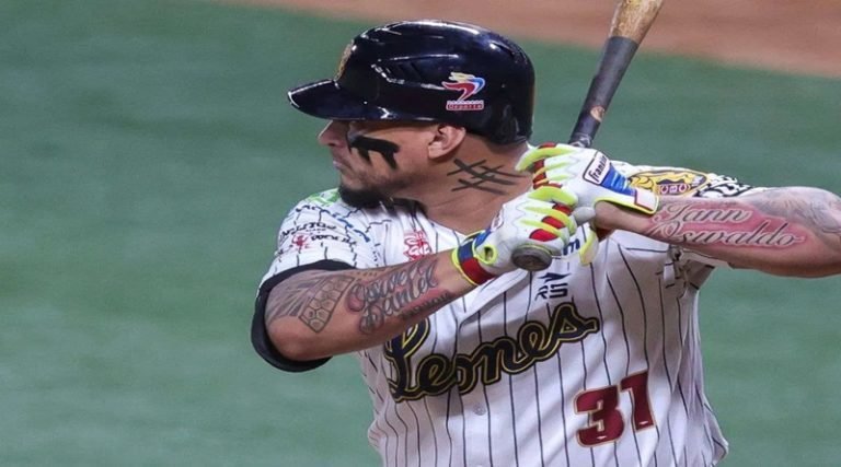 Oswaldo Arcia iguala marca de jonrones de Roberto Zambrano