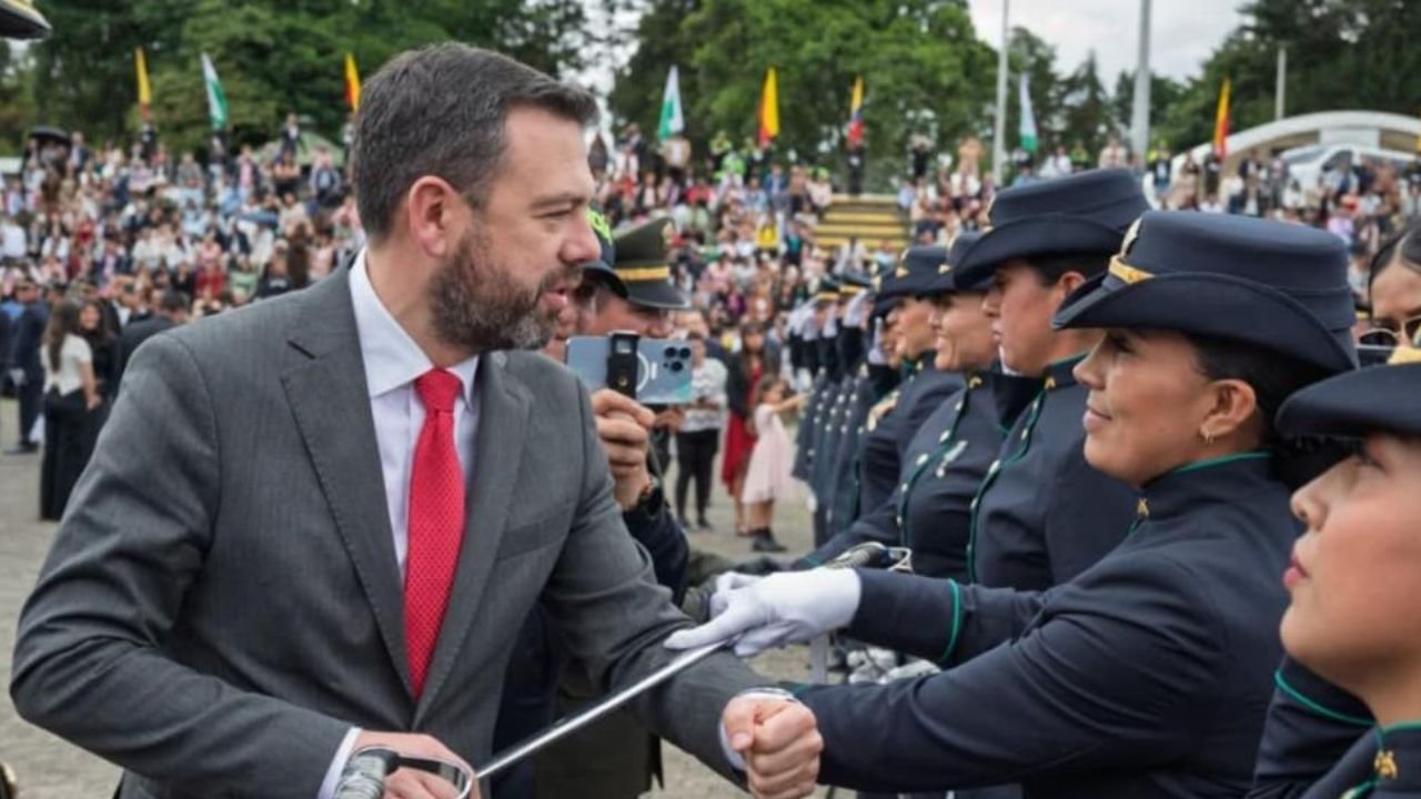 Alcalde Galán lidera ascensos de policía y destaca reducción histórica de homicidios en Bogotá
