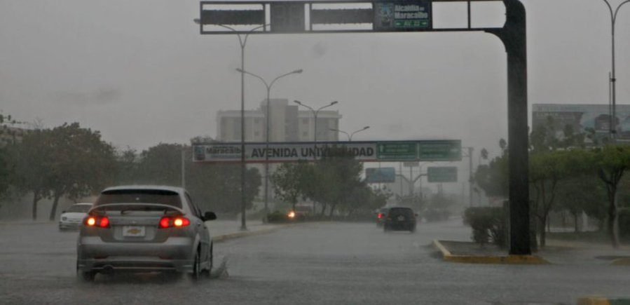 Intensas lluvias con truenos cae sobre Caracas este #3Oct, varios sectores quedaron sin servicio eléctrico