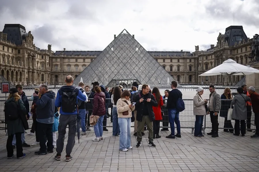 El Museo del Louvre permanecerá cerrado este lunes tras el robo de las joyas de la corona francesa