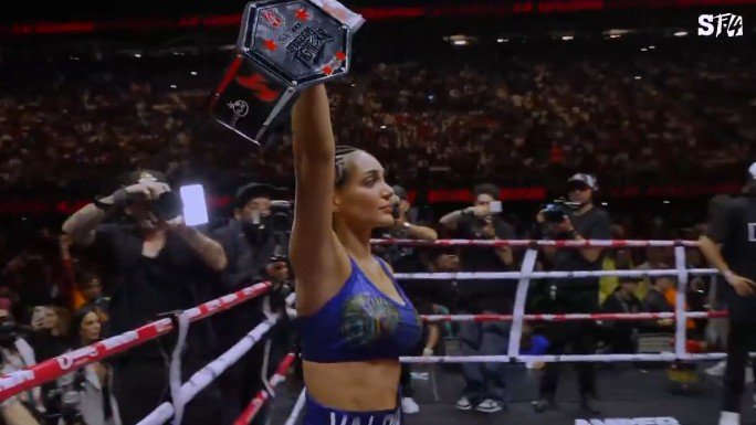 Andrea Valdiri muestra "el cinturón" ganado sin pelear, luego de que Yina Calderón "huyera" el Ring